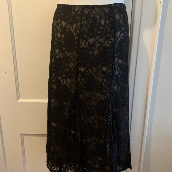 Beautiful Plus Size Black Lace Skirt - Picture 5 of 6
